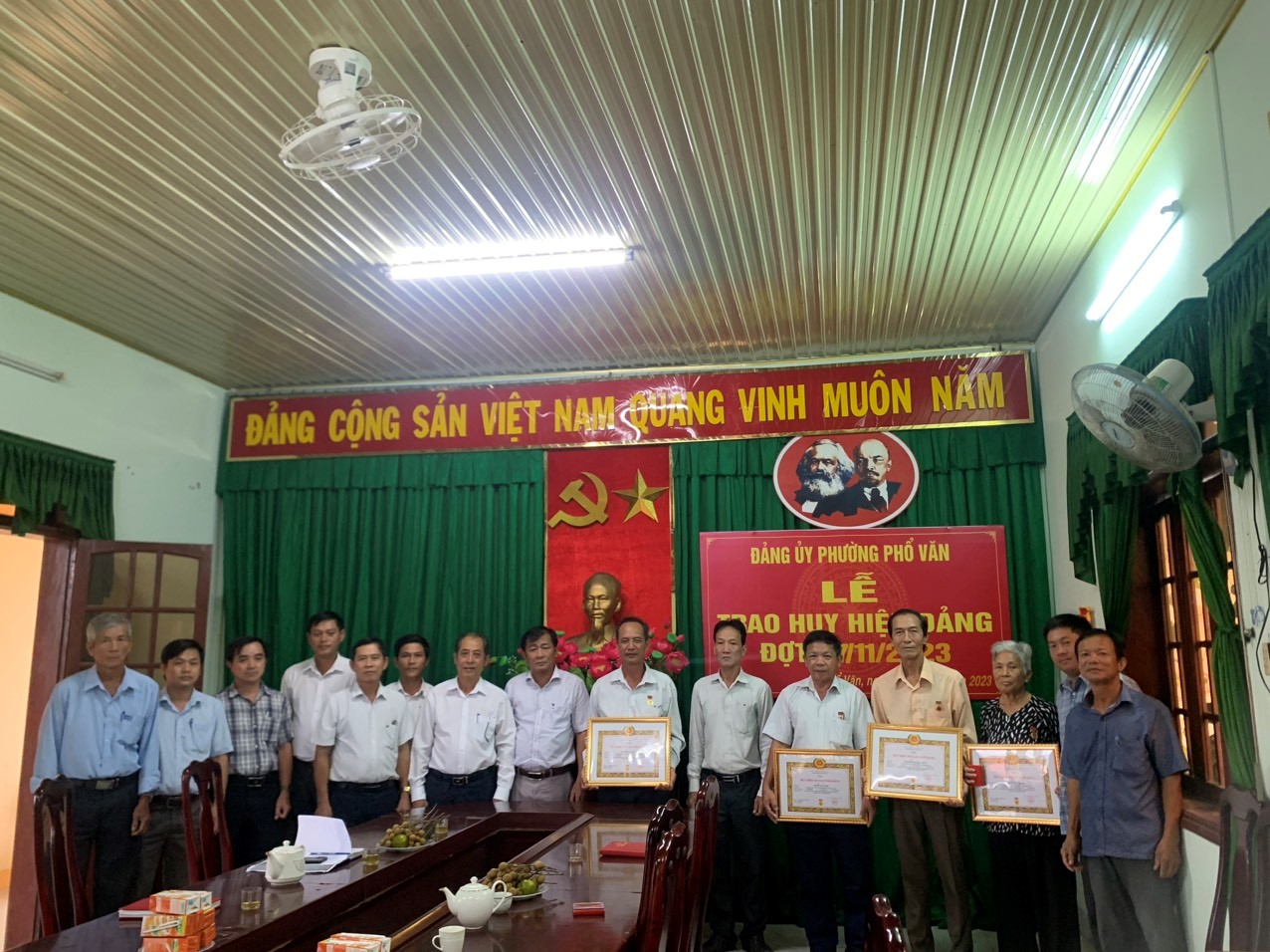 Trao Huy hiệu 50, 40, 30 tuổi Đảng cho các đảng viên trong Đảng bộ phường Phổ Văn